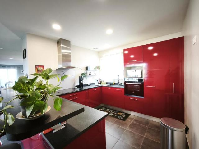 Villa contemporaine de plain pied avec piscine et grand garage