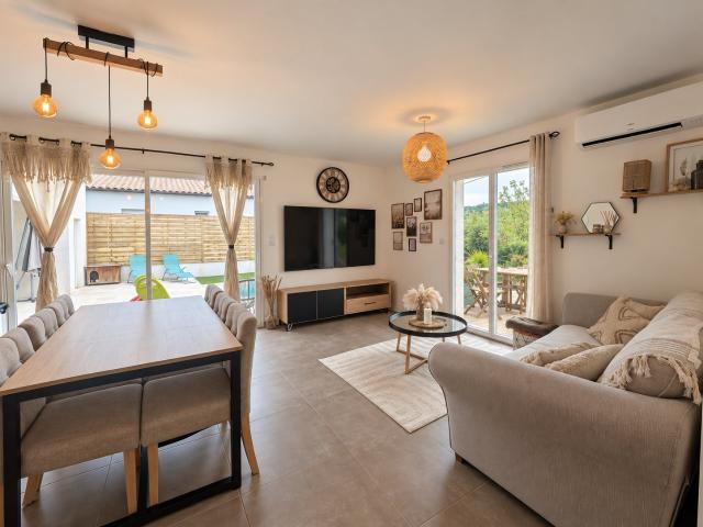 Villa contemporaine de plain pied avec piscine et vue dégagée à Montbrun des Corbières
