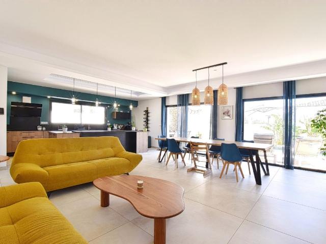 Villa contemporaine de plain pied avec piscine