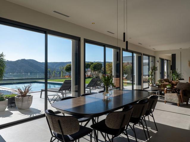 VILLA CONTEMPORAINE DE PRESTIGE: 256m² sur parcelle 913m² Panorama exceptionnel sur la Vallée du Rhône