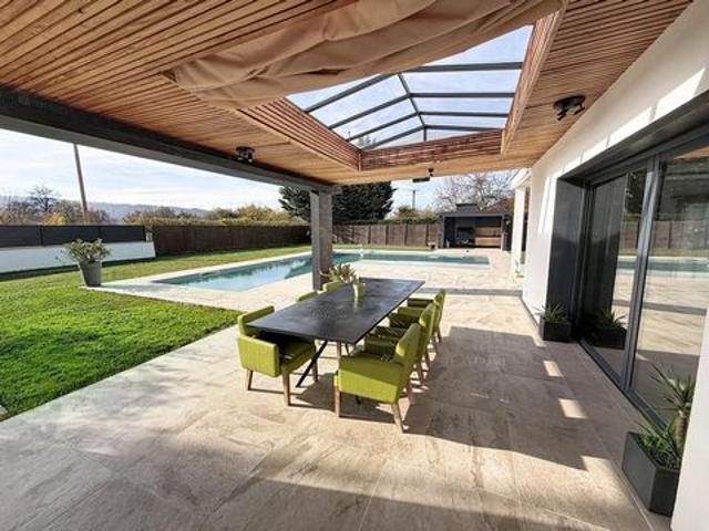 Villa contemporaine de 217 m² avec piscine en L — calme, élégance et confort absolu