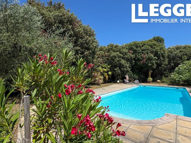 Villa contemporaine d'exception avec gîte indépendant, piscine et parc paysager de 5 000 m² à Montolieu