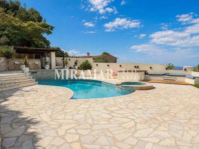 Villa Contemporaine Hauteurs de Nice / Mont Macaron 295m² Tourrette Levens