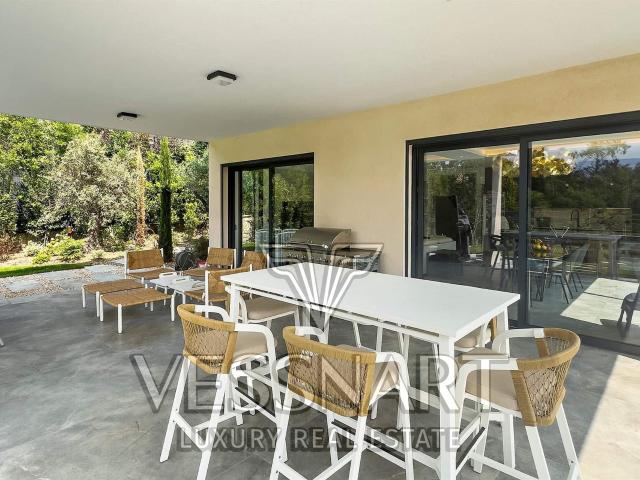 Villa contemporaine lumineuse avec jardin et piscine 209m² Valbonne