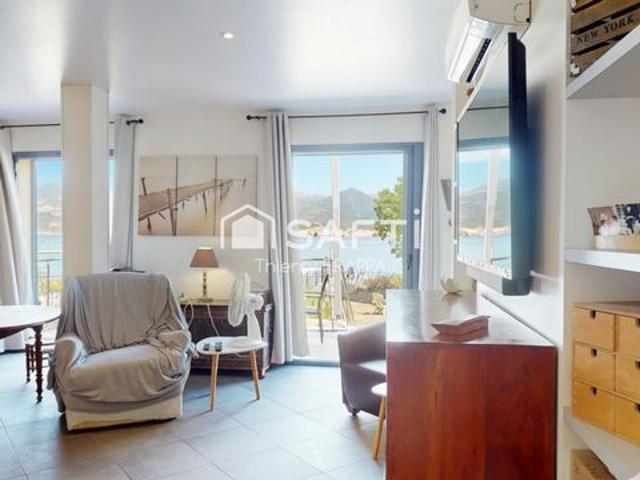 Villa contemporaine pieds dans l'eau, site Natura 2000 entre port de plaisance et réserve de Scandola. 97m², 4 chambres, 30 min aéroport Calvi