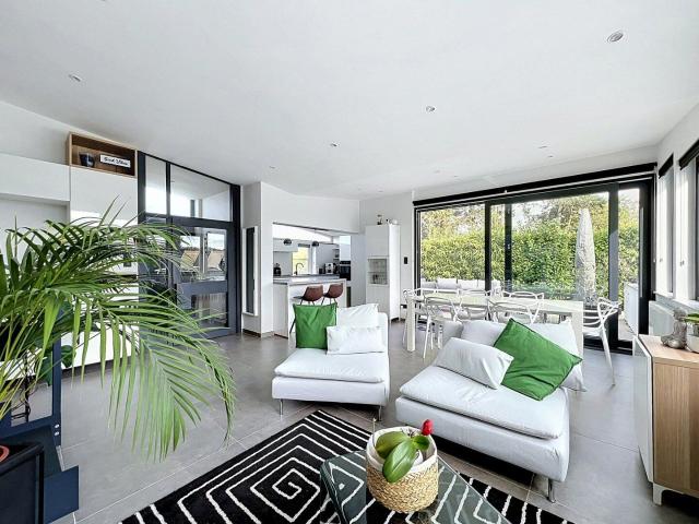 Villa contemporaine, piscine, garage, 2 chambres