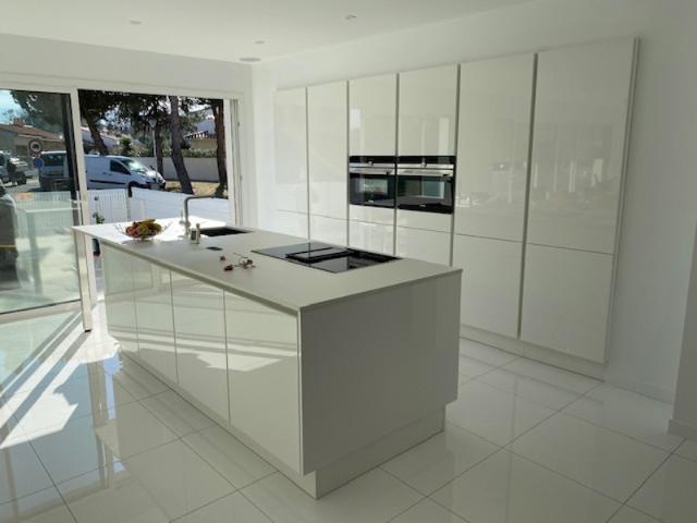 Villa contemporaine plain pied 3 chambres vue sur le lac de