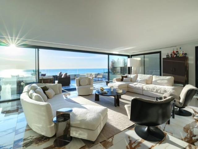 Villa contemporaine Roquebrune vue mer cinéma privé