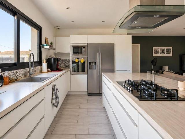 Villa contemporaine T5 avec piscine, jardin et grand garage – Pr