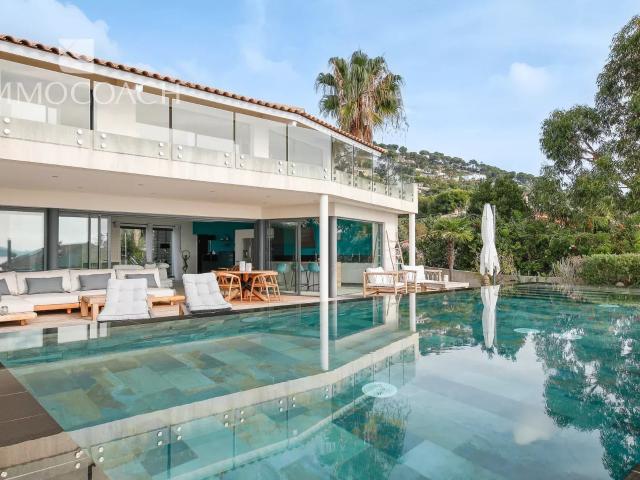 Villa contemporaine vue mer et mer à pied. 248m² Carqueiranne