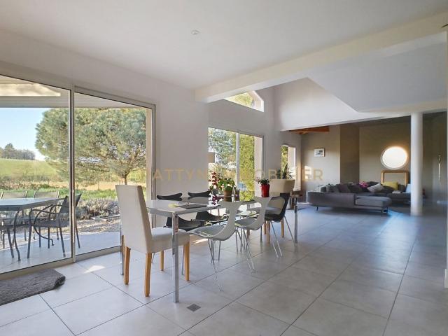 Villa contemporaine 145 m² – 3 chambres + mezzanine DPE C Terrain 1447 m² – Calme absolu