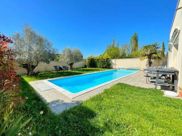Villa contemporaine 2018 avec piscine, suite parentale de plain pied et volumes d’exception au calme