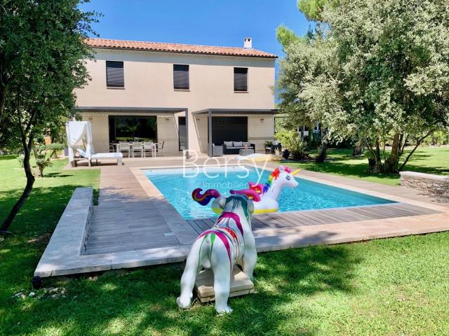 Villa contemporaine 205m2 sur 3100 m2 avec piscine chauffée. 205m² Saint Didier