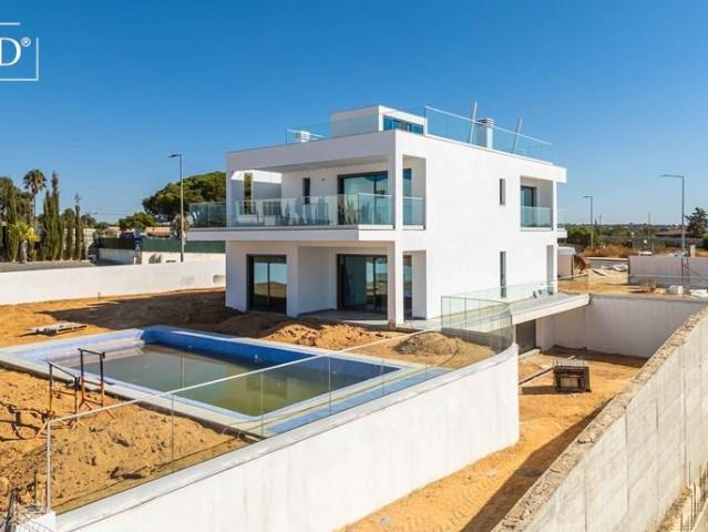 Villa contemporânea com piscina, jacuzzi e rooftop vista mar. 170m² Alcantarilha e pêra