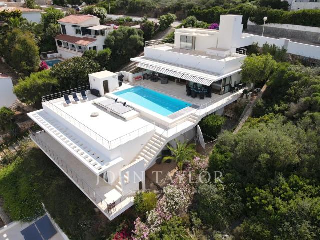 Villa contemporánea con vistas incomparables al mar en Cala Llonga, Menorca