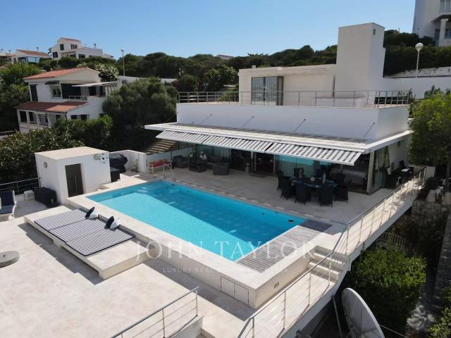 Villa contemporánea con vistas incomparables al mar en Cala Llonga, Menorca