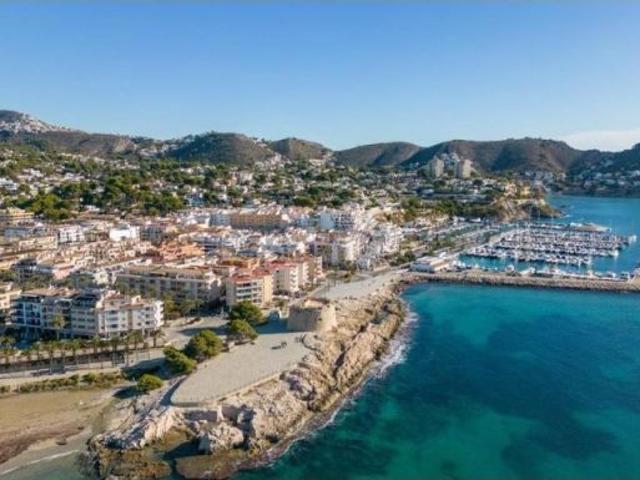 Villa contemporánea con vistas panorámicas al mar y a la montaña en Moraira