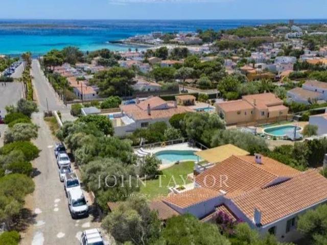 Villa contemporánea con vistas panorámicas al Mediterráneo y excepcional parcela privada en Punta Prima