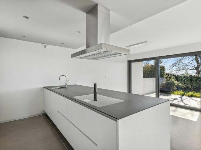 Villa contemporanea con due giardini e vista panoramica
