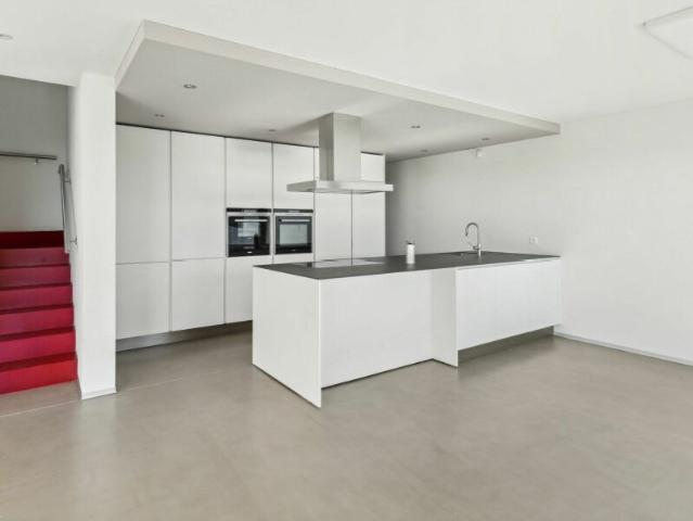 Villa contemporanea con due giardini e vista panoramica