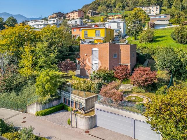 Villa contemporanea con giardino e potenziale di sviluppo