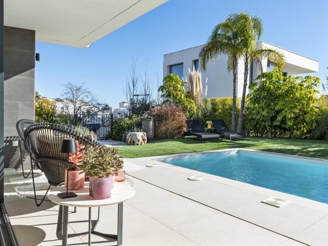 Villa contemporánea de alta calidad situada en La Duquesa, M. 181m² Casares
