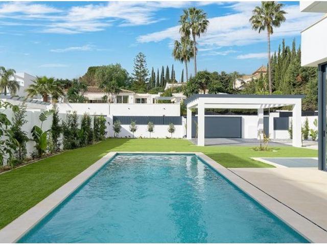 Villa contemporánea de cinco dormitorios con piscina, solárium y vistas abiertas