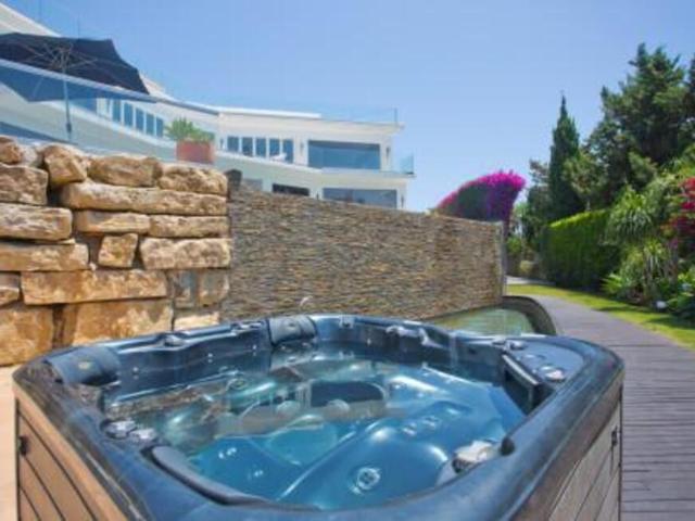 Villa contemporánea de lujo con vistas panorámicas al mar en Las Chapas