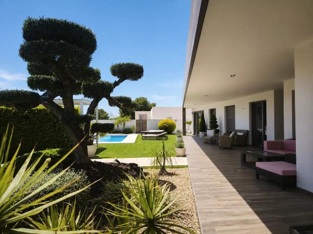 Villa contemporánea de una planta con casa de invitados y ga. 506m² Santa Pola
