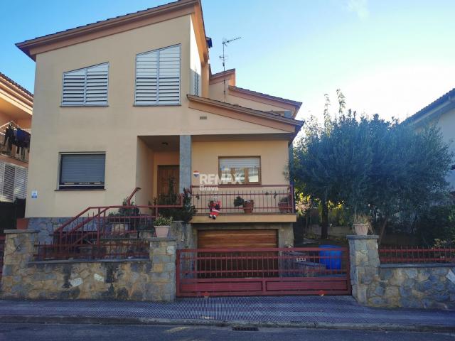 Villa con amplios espacios, jardín privado y buena ubicación en Girona