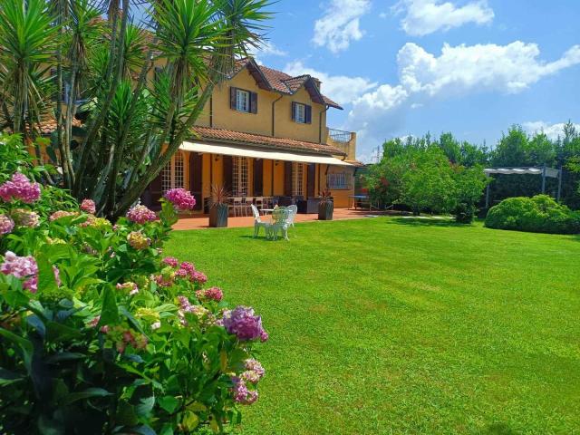 Villa con box a Massarosa