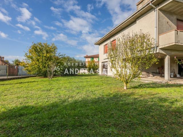 Villa con giardino, Calcinaia oltrarno