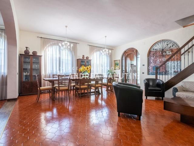 Villa con giardino, Calcinaia oltrarno