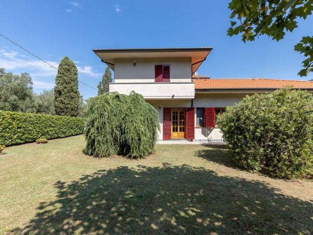Villa con giardino, Camaiore pontemazzori