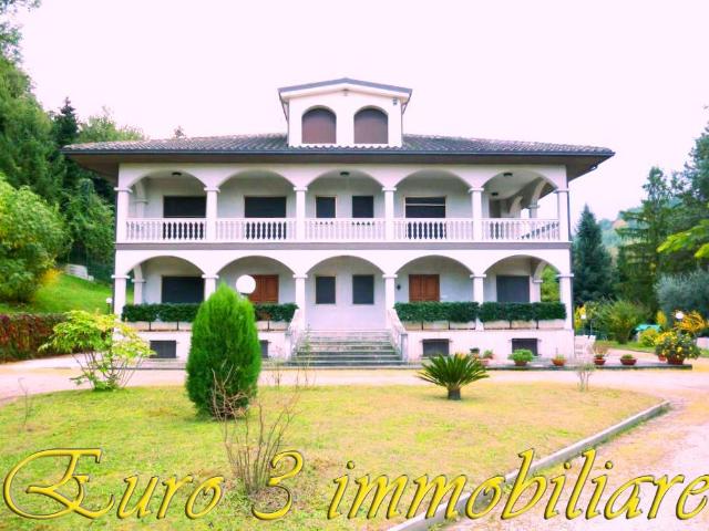 Villa con giardino in case di coccia, Folignano