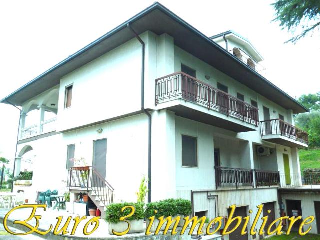 Villa con giardino in case di coccia, Folignano