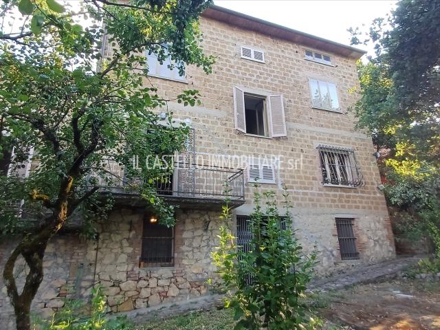 Villa con giardino, Cetona piazze