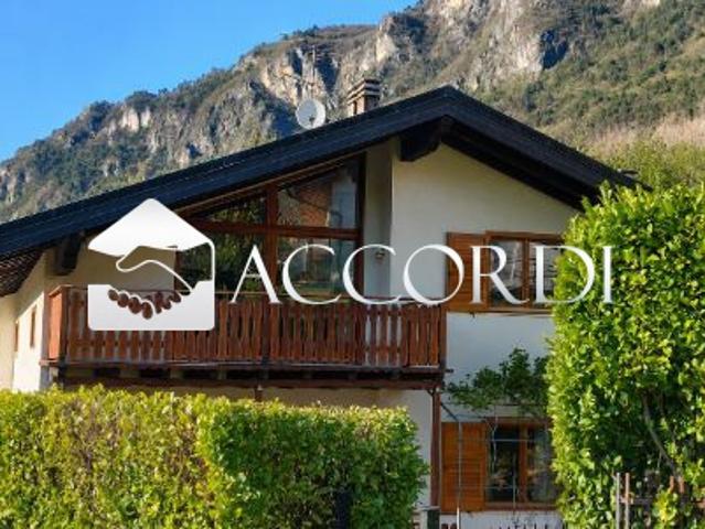 Villa con giardino a Ala