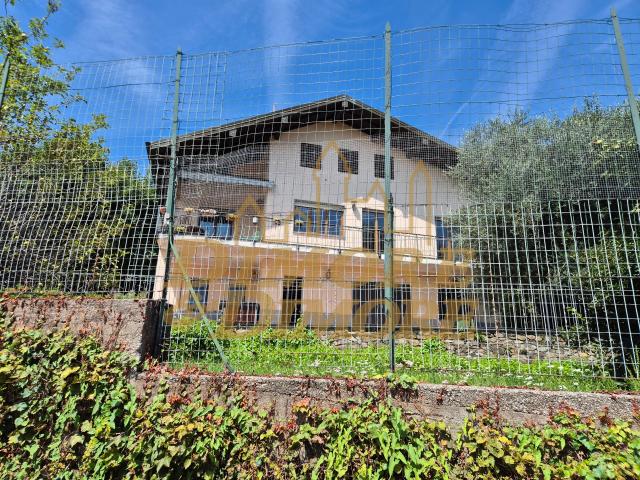Villa con giardino a Arizzano