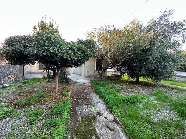 Villa con giardino a Barcellona Pozzo di Gotto
