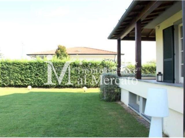 Villa con giardino a Camaiore