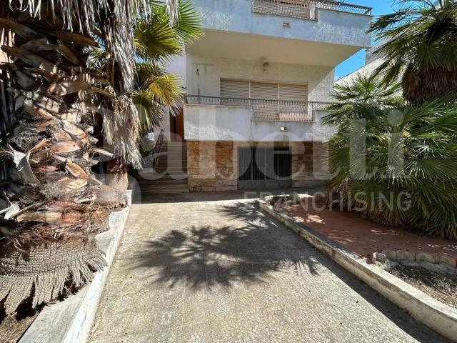 Villa con giardino a Canosa di Puglia