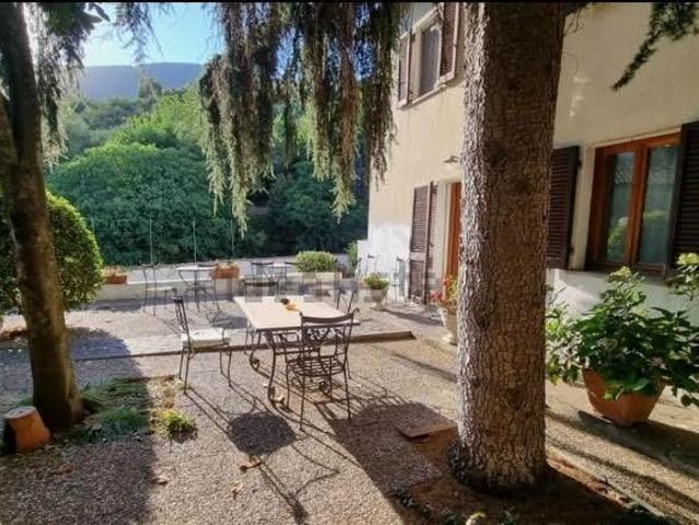 Villa con giardino a Calci