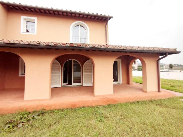Villa con giardino a Calcinaia