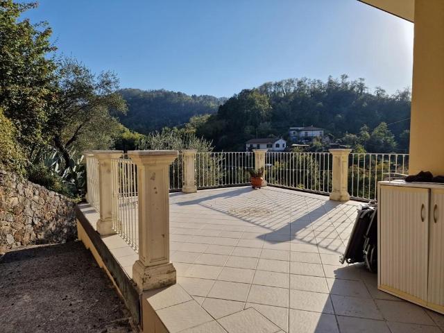 Villa con giardino a Carrara