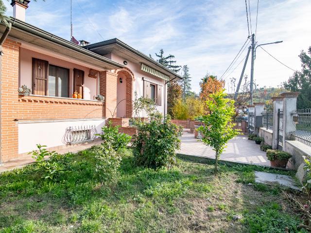 Villa con giardino a Castana