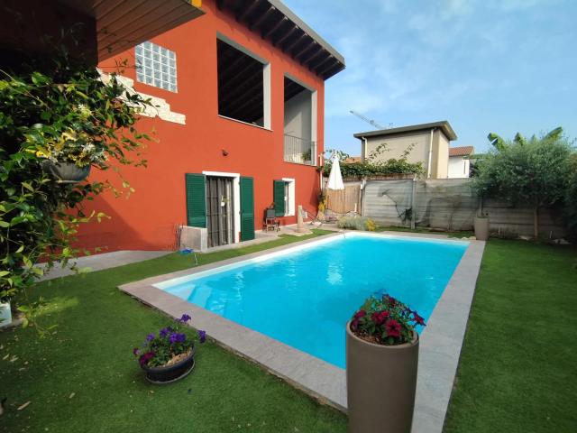Villa con giardino a Corbetta