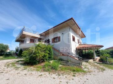 Villa con giardino a Corropoli