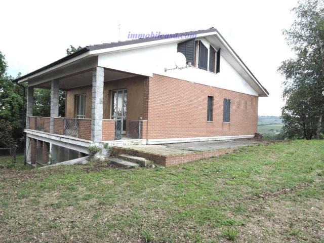 Villa con giardino a Clavesana
