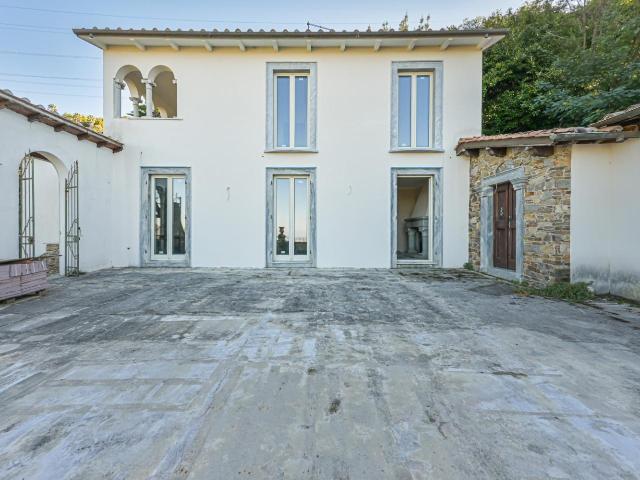 Villa con giardino a Massa